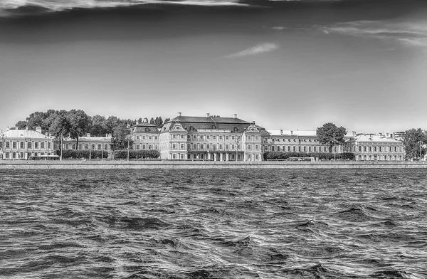 Fassade des Menschikow-Palastes, st. petersburg, Russland — Stockfoto