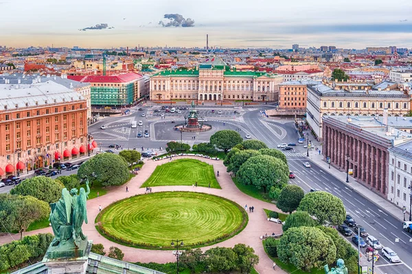 Panorámás kilátás nyílik a St. Petersburg, Oroszország, a Szent Izsák székesegyház — Stock Fotó