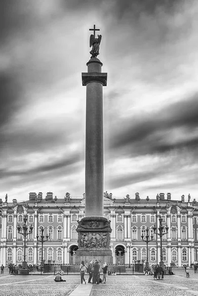 Alexander Column and Winter Palace in St. Petersburg, Russia — Stock Photo, Image