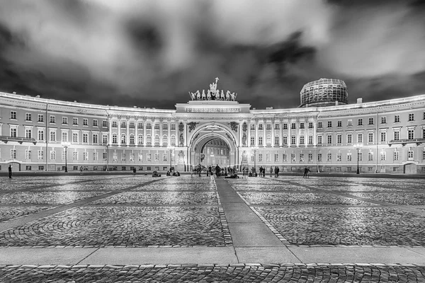 Cephe binanın genel personel, St. Petersburg, Rusya Federasyonu — Stok fotoğraf