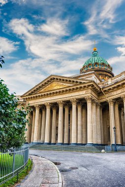 Cephe ve sütunlu Kazan Katedrali, St Petersburg, Rusya