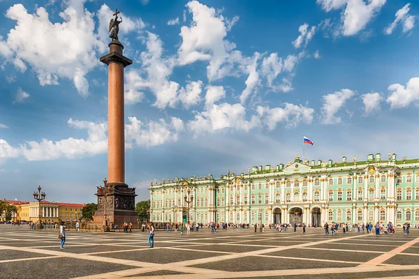 Alexandrův sloup a Zimní palác v Petrohradu, Rusko — Stock fotografie