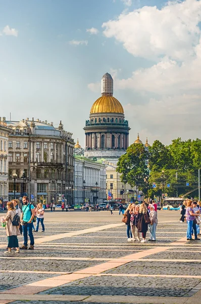 Katedrála svatého Izáka je patrné od Palácového náměstí, Petrohrad, Rusko — Stock fotografie