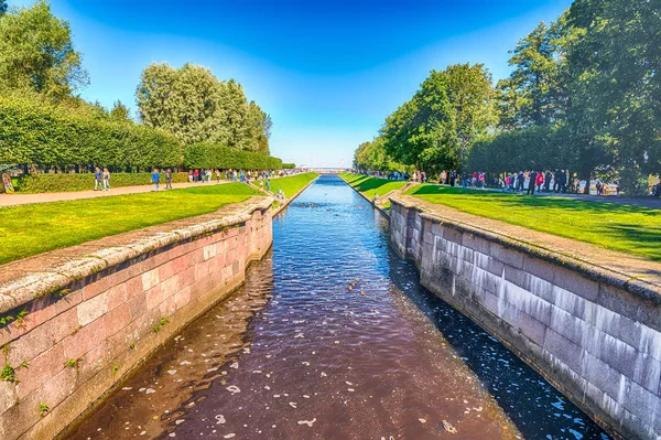 Vista sobre el Canal del Mar en Peterhof Gardens, Rusia — Foto de Stock