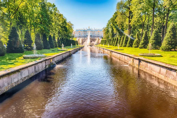 Vista panorámica sobre el Palacio Peterhof y el Canal del Mar, Rusia — Foto de Stock