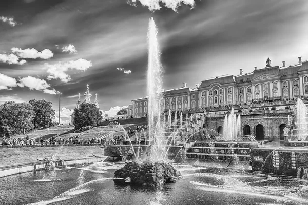 Vista panorámica de la Gran Cascada, Palacio Peterhof, Rusia — Foto de Stock