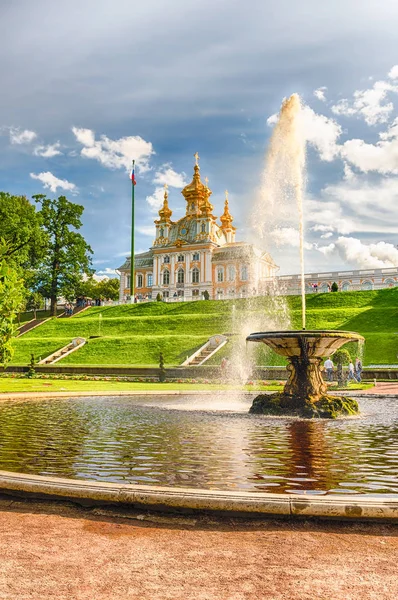 Uitzicht op de kerk van Grand Palace in Peterhof, Rusland — Stockfoto