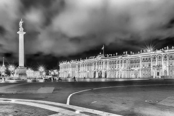 Alexander Column and Winter Palace em São Petersburgo, Rússia — Fotografia de Stock