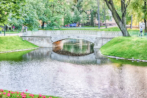 Fondo desenfocado del jardín Mikhailovsky en el centro de San Peterburgo, Rusia — Foto de Stock