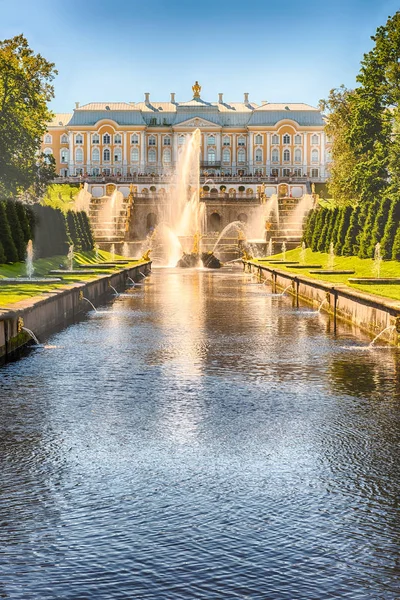 Vista panorámica sobre el Palacio Peterhof y el Canal del Mar, Rusia — Foto de Stock