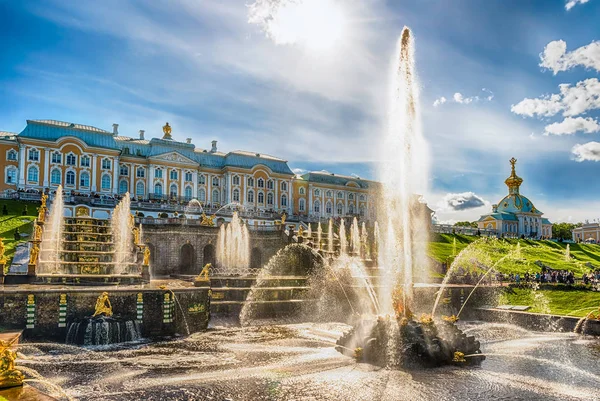 Γραφική θέα από τον μεγάλο καταρράκτη, Παλάτι Peterhof, Ρωσία — Φωτογραφία Αρχείου