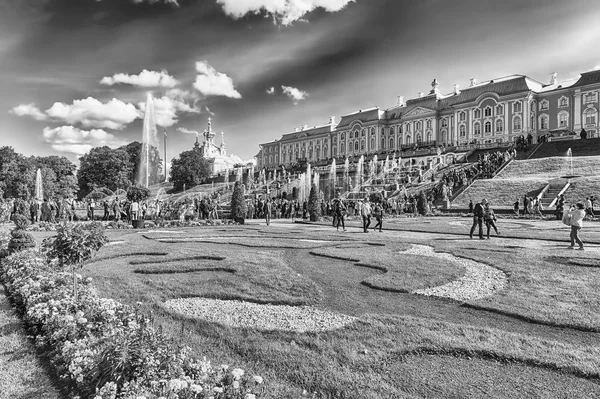 Blick auf das Schloss und die Gärten des Peterhofs, Russland — Stockfoto