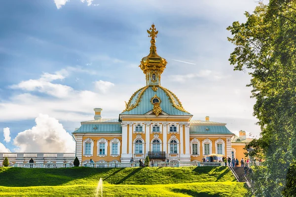 Pohled na palác Peterhof a zahrady, Rusko — Stock fotografie