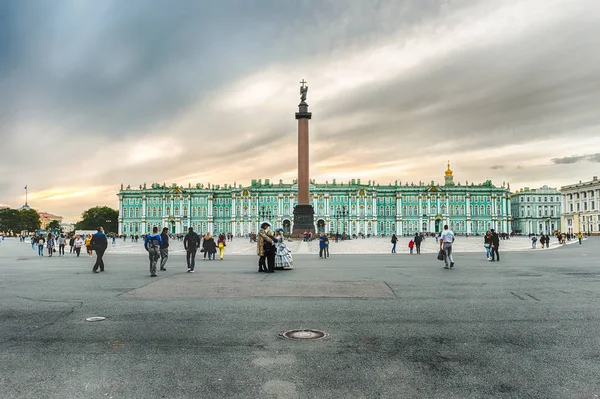 Sándor-oszlop és a téli palota St. Petersburg, Oroszország — Stock Fotó