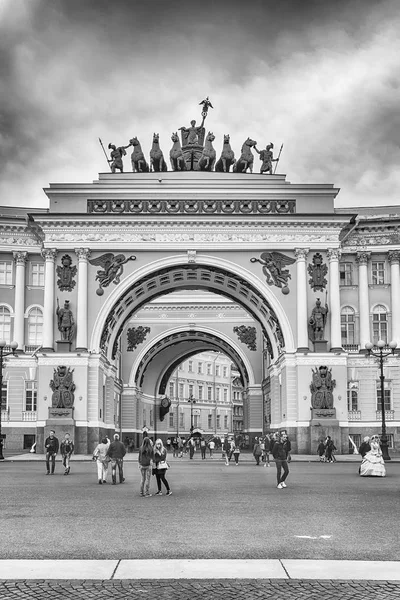 Arco del edificio del Estado Mayor, San Petersburgo, Rusia — Foto de Stock