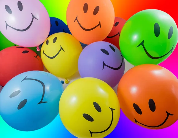 Bunter Haufen Smiley-Luftballons — Stockfoto