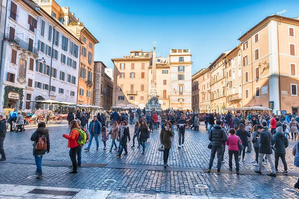 Kalabalık içinde Via Nazionale, Roma, İtalya