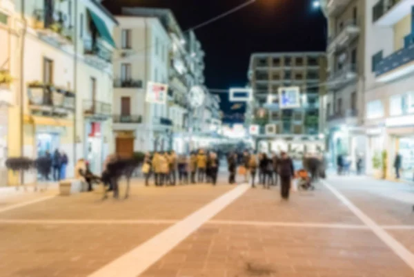 Oskarp bakgrund av Corso Mazzini, huvudgatan i Cosenza, Italien — Stockfoto
