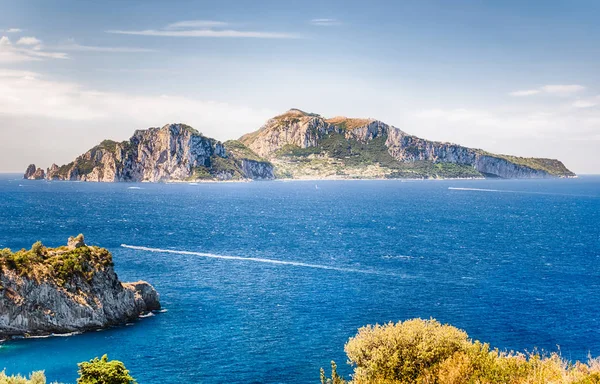 Capri, İtalya Adası ile doğal havadan görünümü