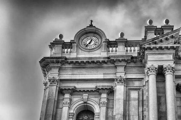Facciata della Chiesa di Nostra Signora del Rosario, Pompei, Italia — Foto Stock