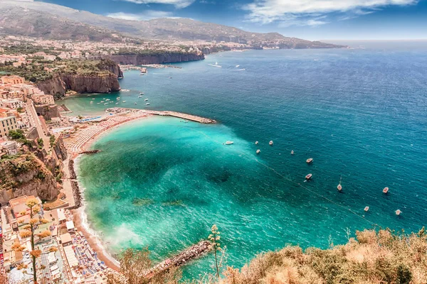 Natursköna Flygfoto över Sorrento, Italien, under sommaren — Stockfoto