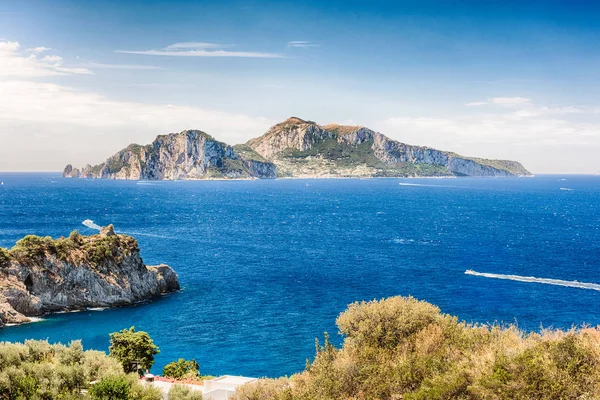 Letecký pohled na malebnou ostrov Capri, Itálie — Stock fotografie