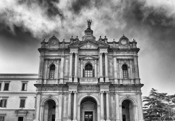 Fațada Bisericii Fecioarei Maria de Rozariu, Pompei, Italia — Fotografie, imagine de stoc