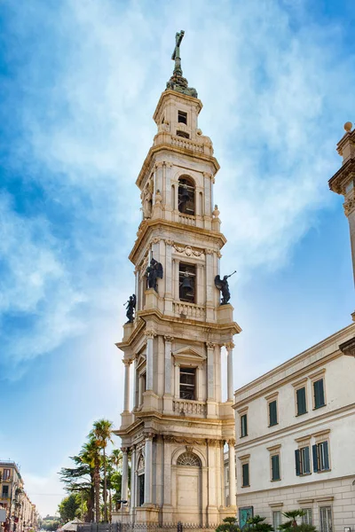 Klokkentoren, kerk van onze lieve vrouw van de rozenkrans, Pompei, Italië — Stockfoto