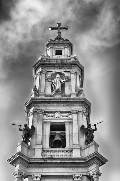 Klokkentoren, kerk van onze lieve vrouw van de rozenkrans, Pompei, Italië — Stockfoto