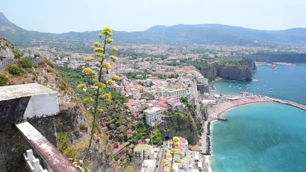 Vista aérea panorâmica de Sorrento, Itália, durante o verão — Vídeo de Stock