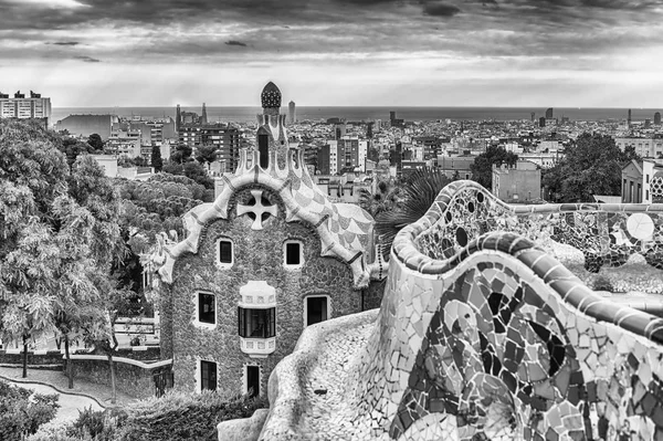 Vista aérea panorámica desde el Parque Güell en Barcelona, Cataluña, España — Foto de Stock