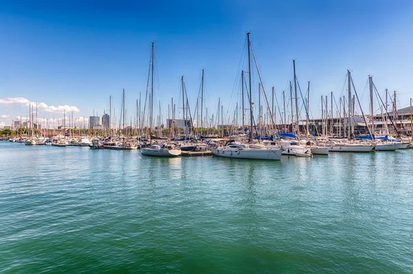 Teknelerden ve gemi Port Vell, Barcelona, Katalonya, İspanya demirledi