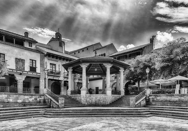 Plaza Mayor, главная площадь в Poble Espanyol, Барселона, Каталония, Испания — стоковое фото