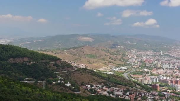Εναέρια άποψη από το βουνό του Tibidabo πάνω από τη Βαρκελώνη, Καταλονία, Ισπανία — Αρχείο Βίντεο