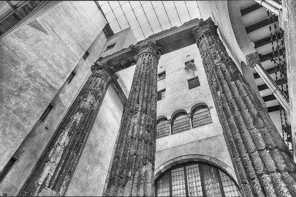 Colunas romanas do Templo de Augusto, Barcelona, Catalunha, Espanha — Fotografia de Stock