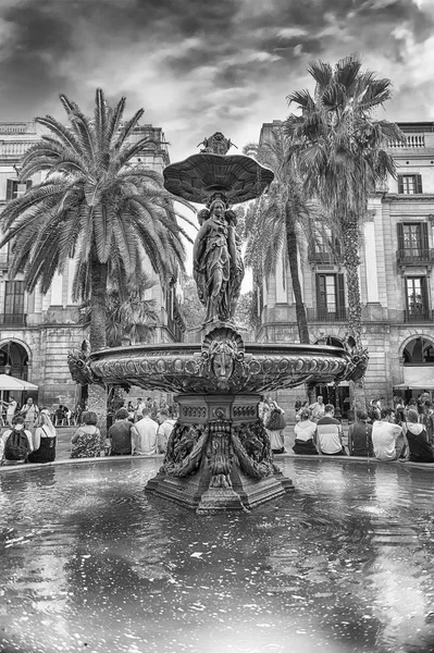 Fontana panoramica a Placa Reial, Barcellona, Catalogna, Spagna — Foto Stock