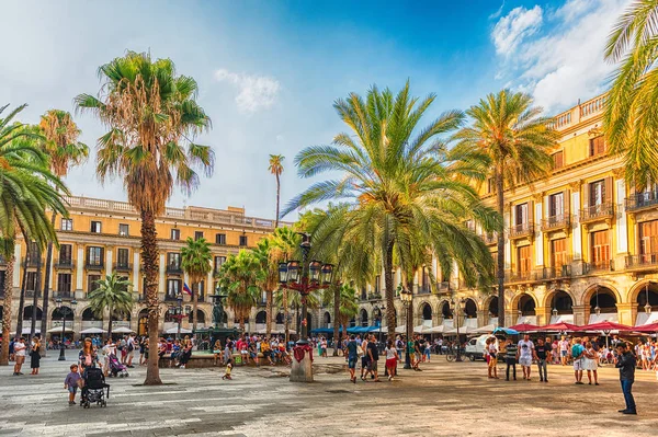 Utsikt över den natursköna Placa Reial i Barcelona, Katalonien, Spanien — Stockfoto