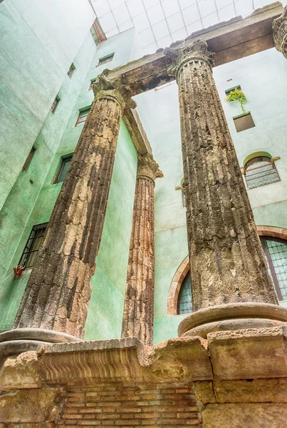 A római kori oszlopok a az Augustus-templom, Barcelona, Katalónia, Spanyolország — Stock Fotó
