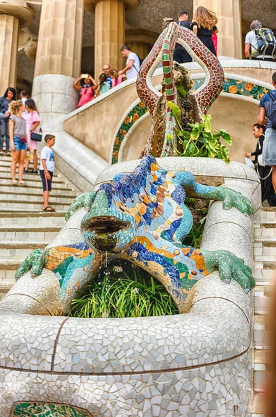 Kultovní socha draka v parku Güell, Barcelona, Španělsko — Stock fotografie