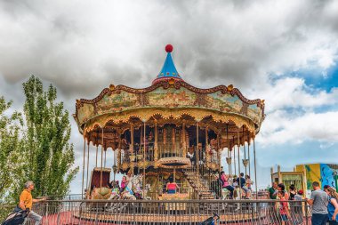 Eski vintage carousel, Tibidabo eğlence parkı, Barcelona, Katalonya, İspanya