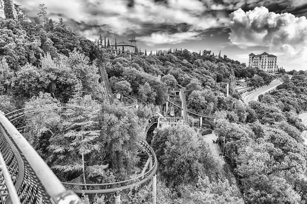 Atracción de montaña rusa en el Parque de Atracciones del Tibidabo, Barcelona, Cataluña, España —  Fotos de Stock