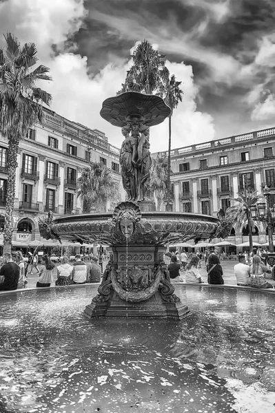 Scenic fountain in Placa Reial, Barcelona, Catalonia, Spain — Stock Photo, Image