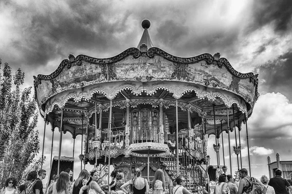 Gamla vintage karusell på nöjesparken Tibidabo, Barcelona, Katalonien, Spanien — Stockfoto