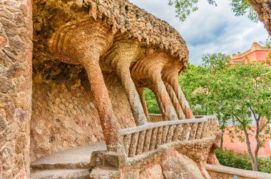 Sütunlu yolun viyadük içinde Park Guell, Barcelona, Katalonya, İspanya