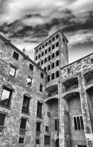 Königlicher martin-wachturm, denkmal im gotischen viertel, barcelona, katalonien, spanien — Stockfoto