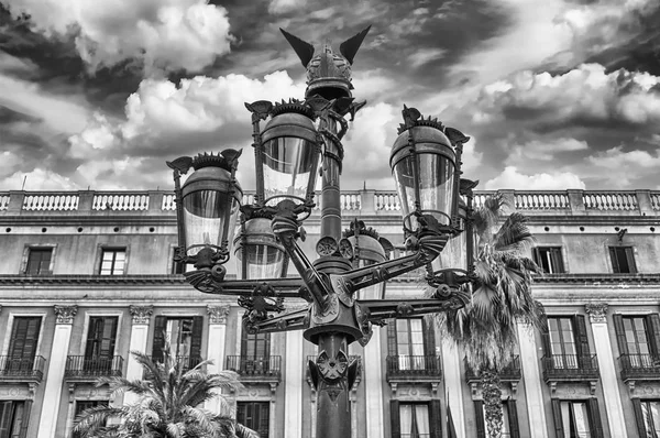 Lanterna por Antoni Gaud em Placa Reial, Barcelona, Catalunha, Espanha — Fotografia de Stock