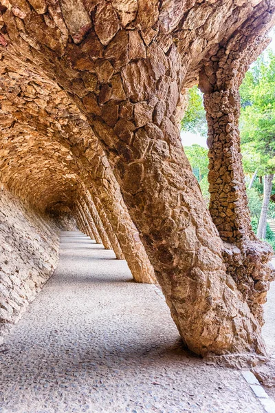 Колоннадированный путь в парке Гуэль, Барселона, Каталония, Испания — стоковое фото