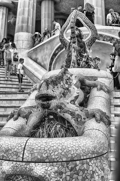 La icónica escultura Dragón en el Parque Güell, Barcelona, Cataluña, España — Foto de Stock