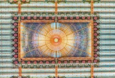 Lekeli cam tavan penceresi, Palau de la Musica Catalana, Barcelona, Katalonya, İspanya