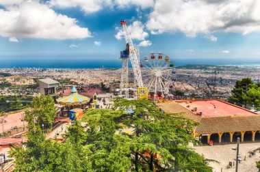 Havadan görünümü üzerinde Tibidabo eğlence parkı, Barcelona, Katalonya, İspanya